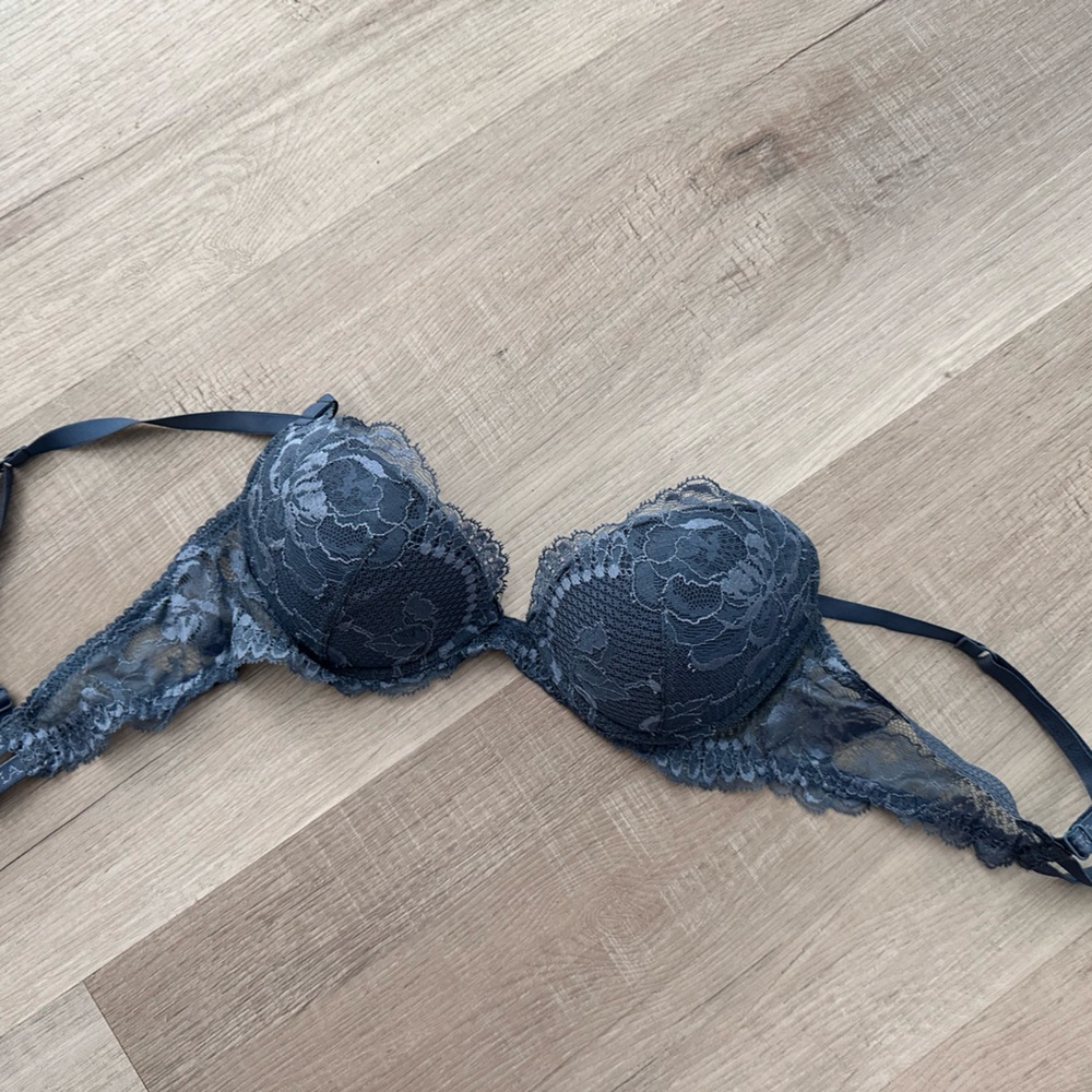 La Perla! Super cute and classy comfy push up  bra (BLuE) (LIKE NEW) (32B)